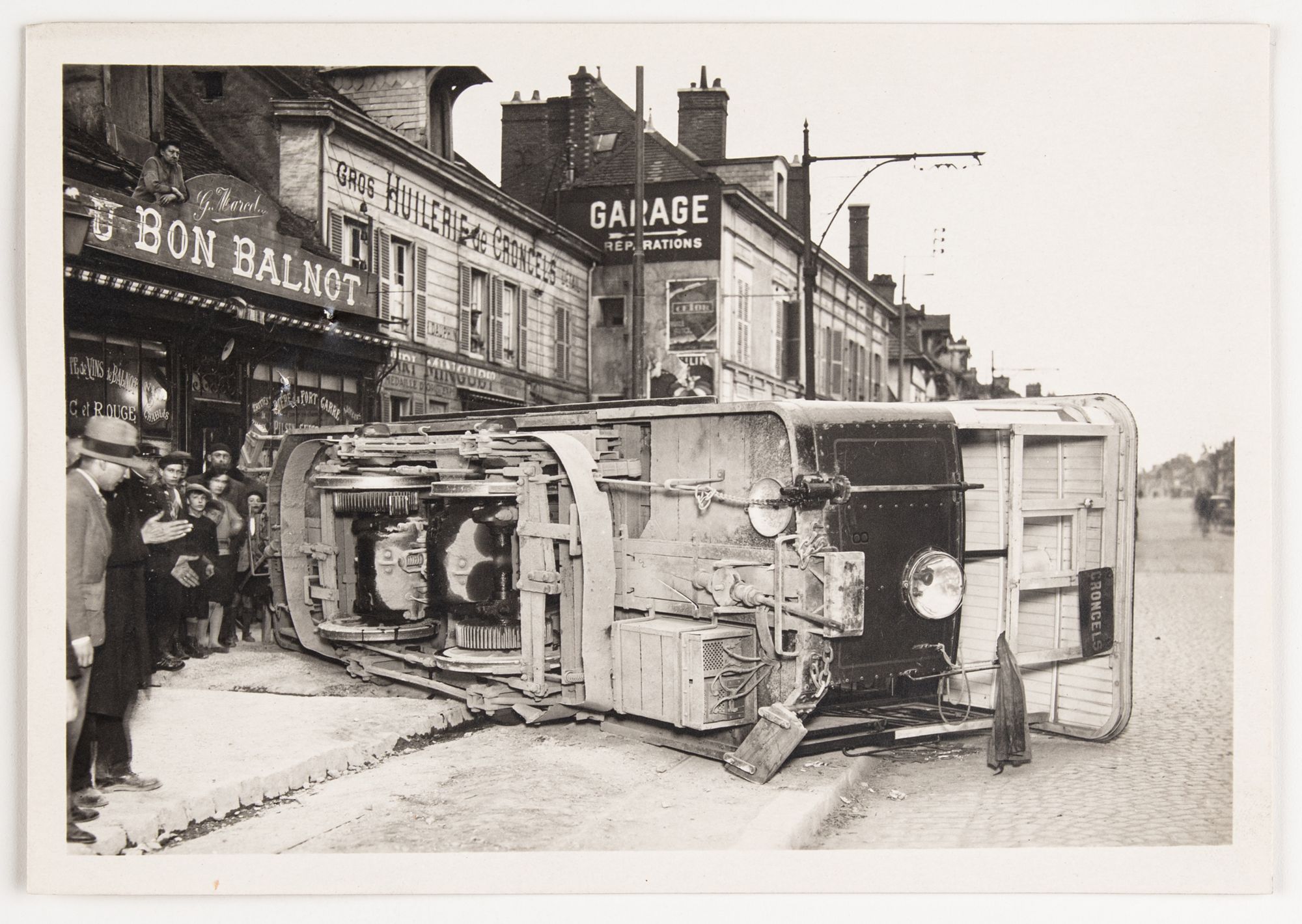 Photographie montrant le déraillement du tramway à Troyes avec les habitants du quartier (16 mai 1930) 