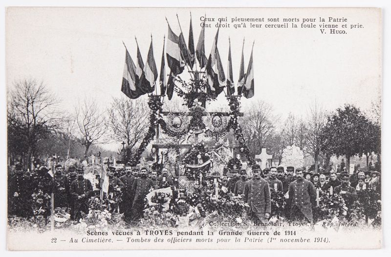 Scènes vécues à Troyes pendant la Grande Guerre de 1914. Au cimetière – Tombes de soldats morts pour la Patrie.