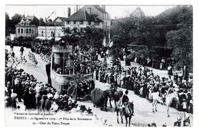8 Fi 1268 - Troyes - 12 septembre 1909 - 1re Fête de la Bonneterie - Char du Vieux Troyes