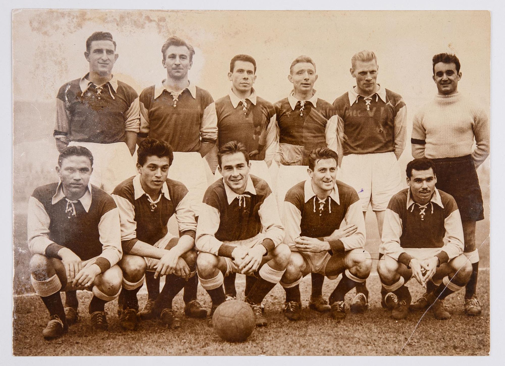 44 Fi 21 - Photographie de groupe. Les joueurs de l'Association sportive Troyes-Sainte-Savine lors de la saison 1953-1954.