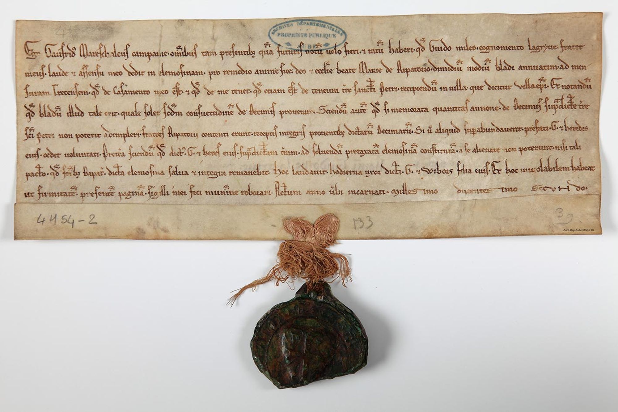 Parchemin - Geoffroy [de Villehardouin], maréchal de Champagne, notifie que son frère Guy, dit la Grive, avec son assentiment, a donné à l'abbaye de Larrivour un demi muid de blé, qu'il tient de lui, à percevoir annuellement à Villevoque sur la terre de Saint-Pierre. Hodierne, femme de Guy, et Guibour, sa fille, ont approuvé cette donation (1202).