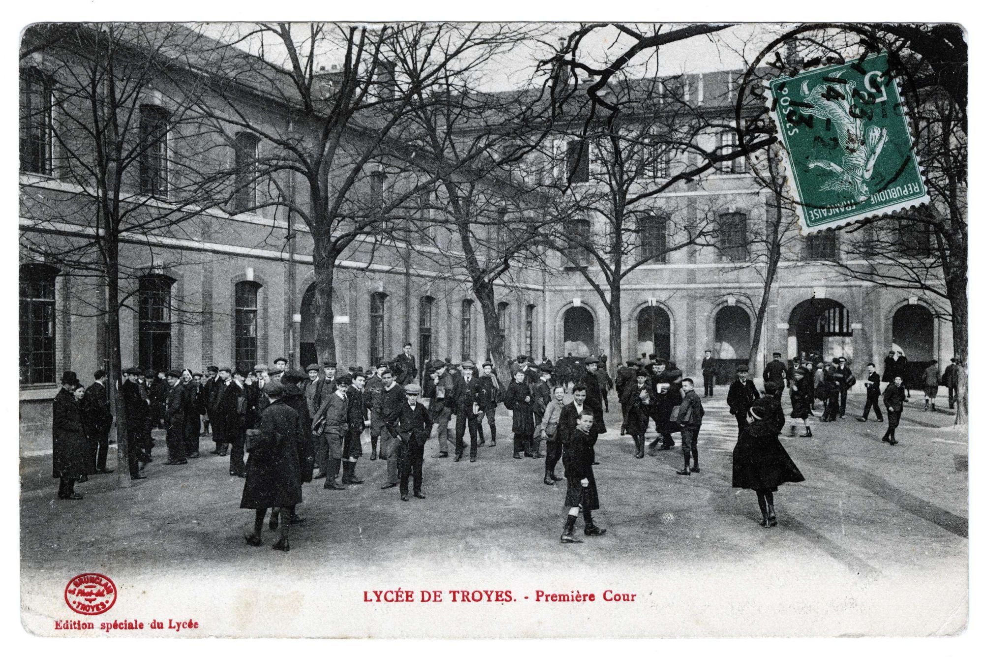Première cour du lycée de Troyes